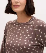 Blusa de pijama de manga larga con cuello redondo y puños ajustados, confeccionada en tejido rib con estampado floral pequeño.