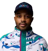 Gorra azul marino tipo trucker con red en la parte trasera, visera curva y estampa frontal de Mickey's Outdoor Club en colores turquesa, amarillo y rosado, en colaboración con Columbia y Disney.