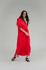 Vestido largo rojo de seda, con escote en V y mangas cortas tipo túnica.