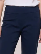 Pantalón negro de corte recto con diseño tipo pull on en gabardina elastizada, con bolsillos simulados en el frente y bolsillos aplicados en la parte trasera.