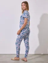 Conjunto de pijama marca Jesica Simpson, confeccionado en tejido soft con estampado floral en tonos azul y rosa. Incluye remera de manga corta con escote redondo y pantalón largo con cintura elastizada y lazo de ajuste.