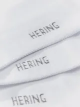 Kit de tres pares de medias unisex de caño medio, confeccionadas en tejido suave y elástico de color blanco, con el logo de la marca estampado en la planta del pie.