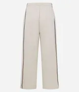 Pantalón de corte recto color negro con tiras laterales blancas en contraste. Cuenta con cintura elástica y cordón ajustable.