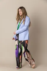 Blazer de cuero color lavanda, con cuello y solapa, bolsillo pequeño en el pecho y dos bolsillos con tapa en el frente.