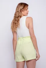 Short de lino color verde lima, con cintura elástica fruncida y bolsillos amplios al frente.