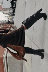 Falda midi de punto con diseño en evasé y cintura elástica.