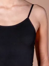 Musculosa negra de bretel fino y corte ajustado.