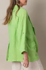Blazer italiano de lino color verde manzana, de corte suelto, liviano y sin forro. Manga tres cuartos con presilla para sujetarla, falsos bolsillos y se prende con un botón.