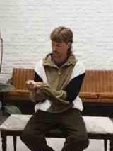 Buzo afelpado de hombre con diseño color block en marrón, azul y blanco.