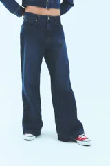 Pantalón de jean tiro bajo, corte oversize, color azul denim con badana de PU y avíos metálicos.