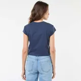 Camiseta de algodón color azul marino con diseño estampado frontal de Stitch y texto alusivo. Presenta cuello redondo y mangas cortas con dobladillo.
