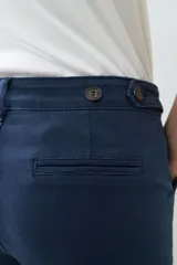 Pantalón chino negro de corte recto, con bolsillos laterales y traseros.