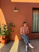 Falda midi de jean celeste con corte recto y abertura frontal.