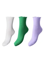 Pack de tres pares de medias de caña media acanaladas en color blanco, verde y lila con borde ondulado.