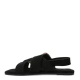 Sandalias planas color negro, con tiras anchas cruzadas y tira trasera con hebilla metálica dorada cuadrada.
