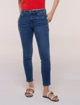 Jean skinny de tiro medio y calce ajustado, color azul clásico, con diseño de cinco bolsillos y largo al tobillo.