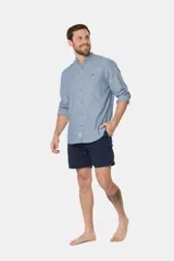 Short de baño azul marino liso, con cintura elástica y cordón regulable. Incluye bolsillos laterales tipo cargo y suspensor de malla fina.