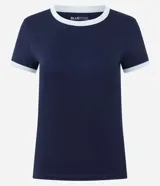 Blusa baby tee marrón de manga corta y corte ajustado, con cuello redondo y ribetes en las mangas de color blanco marfil.