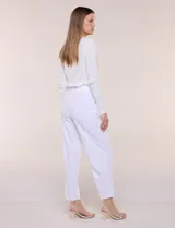 Pantalón de sastre color amarillo claro, de corte recto y largo al tobillo, con cintura ajustable mediante cordón y bolsillos laterales.