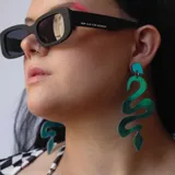 Par de aros colgantes con forma de serpiente, color rojo metalizado.