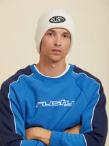 Gorro de lana color crudo con logo de la marca bordado en el frente.