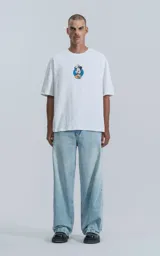 Remera de manga corta y cuello redondo, con calce oversize. Presenta un estampado pequeño en el centro del pecho con un diseño de Mickey Mouse. Confeccionada en algodón premium.