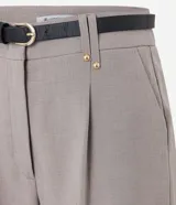 Short color visón de corte sastrero, tiro alto, con pliegues delanteros, trabillas y cinturón fino de cuero sintético.