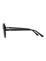 Lentes de sol con armazón de acetato negro y cristales polarizados oscuros. Presentan un diseño de marco cuadrado con bordes redondeados.