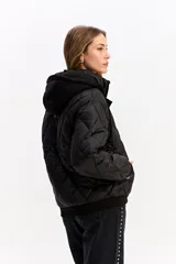 Campera puffer negra con diseño matelaseado en rombos, capucha integrada, cierre frontal y puños elásticos.