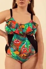 Malla enteriza con estampado de hojas, flores, piñas y leopard print en tonos naranja, verde y marrón. Presenta volados en el escote y paneles laterales negros.