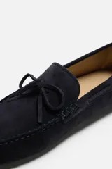 Mocasín casual de hombre, color azul marino, fabricado en piel serraje de alta calidad. Tiene forro y plantilla de piel, detalle de lazo en el empeine y horma redonda.