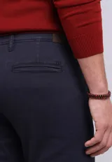 Pantalón chino gris oscuro de corte slim fit.