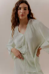 Conjunto de camisa de manga larga con botones y short con cintura elástica, ambos de tejido liviano acanalado color verde menta.