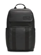 Mochila Under Armour modelo Triumph Camps Pro BP, color negro, con tecnología UA Storm resistente al agua, múltiples bolsillos con cremallera, bolsillos laterales para botellas y compartimento acolchado para portátil.