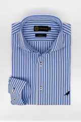 Camisa de vestir slim fit de Club House, con diseño a rayas finas en tonos celestes y blancos. Presenta cuello italiano, mangas largas, botones frontales y un pequeño bordado de un pájaro en el lateral inferior.