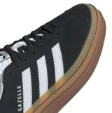 Championes Adidas Gazelle Bold W color negro, con las tres franjas características en blanco, diseño de plataforma alta en tonos tostados y suela de goma.
