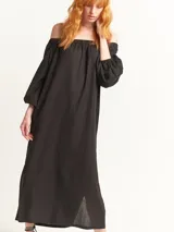 Vestido largo color beige, con escote elastizado que permite usarlo con los hombros descubiertos, mangas largas abullonadas, bolsillos laterales y tajos laterales en el ruedo.