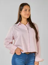 Camisa crop de manga larga a rayas verticales rosas y blancas, con cuello clásico y bolsillo en el pecho.