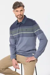 Remera tipo polo de manga larga con diseño de franjas horizontales en tonos azul y gris. Presenta cuello clásico, cierre frontal con botones y puños elásticos.