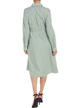 Vestido camisero midi con estampado de rayas verticales verdes y blancas, cuello inglés, cierre de botones y cinturón anudable.