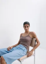 Short de denim suave color celeste claro, de tiro bajo, silueta recta y largo midi, con diseño de cinco bolsillos y costuras frontales marcadas.
