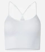 Top deportivo blanco texturizado, con breteles finos ajustables y copas removibles.