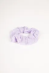 Gomita de pelo color lila con estampado de flores.