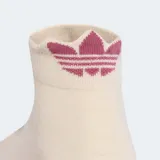 Pack de dos pares de medias tobilleras Adidas, color beige claro con el logo del trifolio en color bordó en la parte posterior del puño.