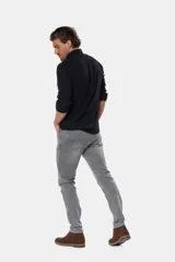 Pantalón de jean skinny celeste con spandex, tiro medio y corte ajustado.