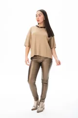 Remera color camel de viscosa, con escote redondo y mangas cortas.