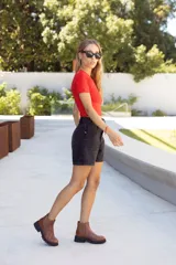 Botas Chelsea de cuero color marrón, estilo botín corto, con elástico lateral y detalle de textura de cocodrilo en el talón. Cuentan con suela track negra gruesa y baja.