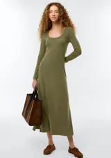Vestido largo de punto acanalado color verde militar, de corte recto y ajuste cómodo, con escote redondo y mangas largas.