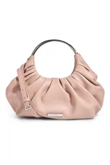 Cartera color rosado con frunces y asa metálica circular. Incluye correa de hombro ajustable.