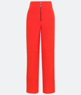 Pantalón de vestir color naranja, de corte recto y tiro alto, con bolsillos laterales y cierre frontal con cremallera.